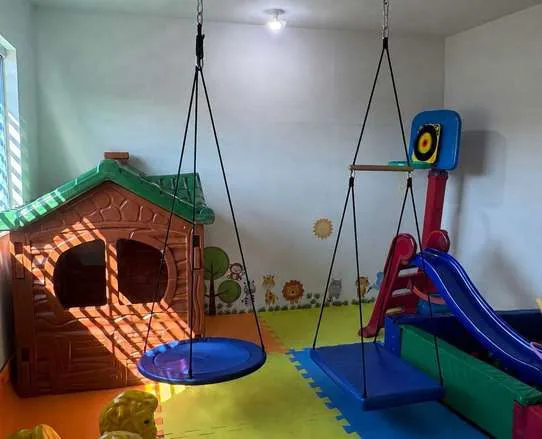 Sala de terapia com brinquedos e balanços
